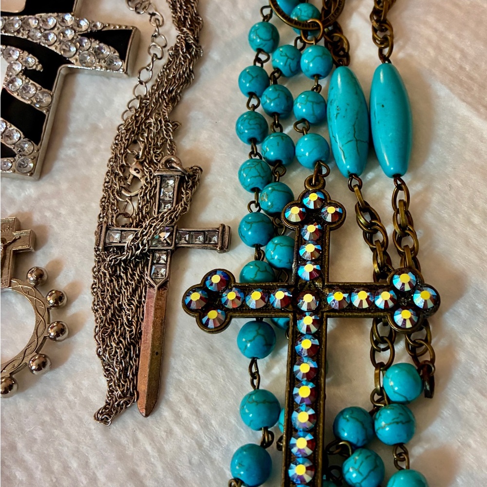 Mixed Charm, Pendants, Brooches, Keychain, Crosses & Religious Items - Picture 8 of 9